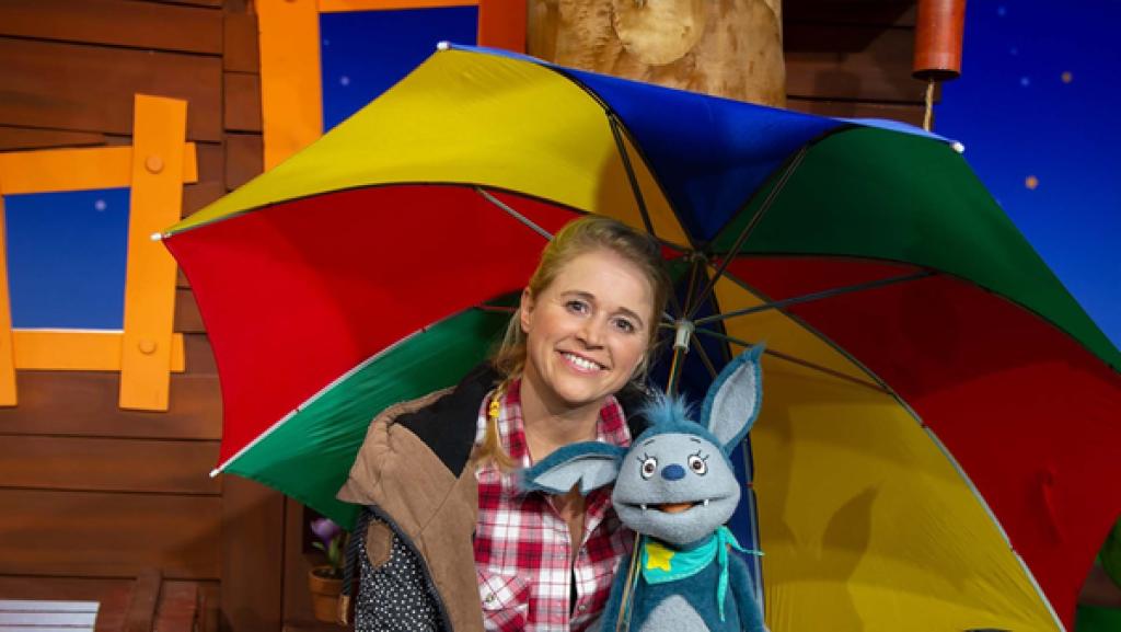 Singa schüttelt den Kopf über das Aprilwetter und wünscht sich eine bessere Wettervorhersage für die nächsten Tage. Fidi kommt vorbei und will wissen, was eine "Wettervorhersage" überhaupt ist.