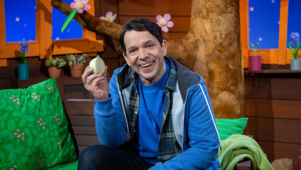 Juri hat sich im Zwiebellook gekleidet. Das heißt nicht etwa, dass er sich als Zwiebel verkleidet hat, sondern dass er sich viele Schichten Kleidung angezogen hat.