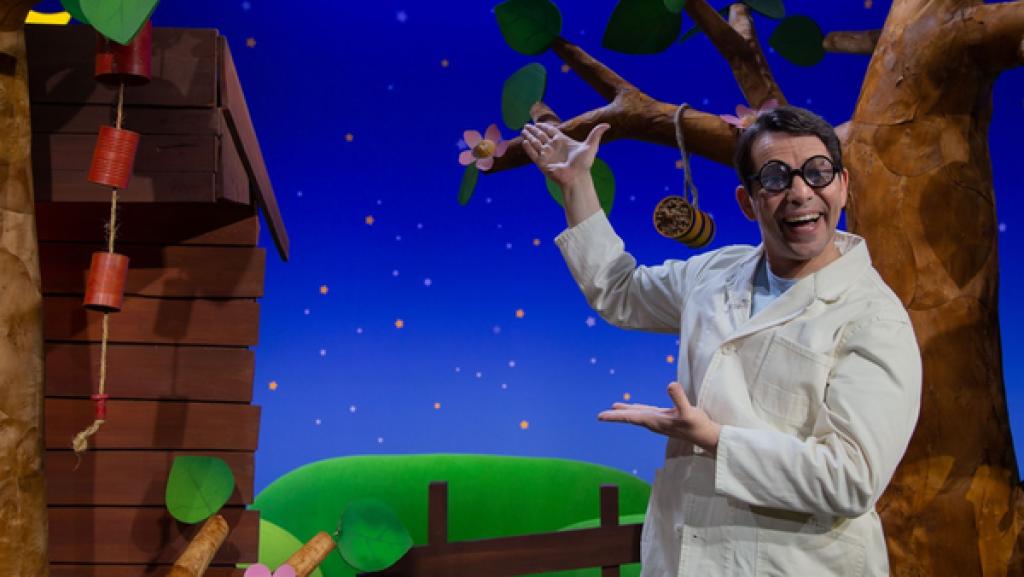 Professor Juri erklärt, was für ein besonderes Zelt jeden Tag und jede Nacht über uns steht. Es ist das sogenannte Himmelszelt ist. Ob das so stimmt?