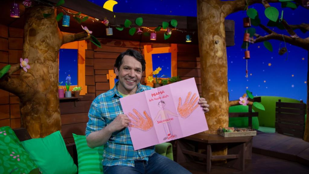 Juri hat seiner Mutter eine Karte zum Muttertag gebastelt.