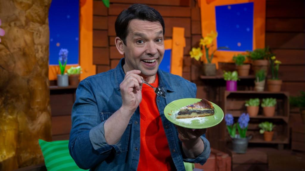 Juri hat seiner Mutter zum Muttertag Blumen geschenkt und sie besonders doll umarmt.