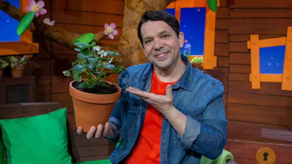 Juri freut sich schon darauf, dass seine Erdbeeren bald schöne reife Früchte tragen.