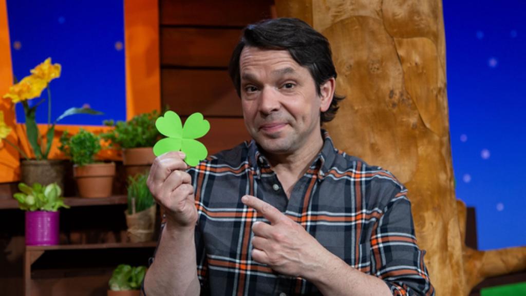 Juri hat auf der Baumhauswiese nach einem vierblättrigen Kleeblatt Ausschau gehalten.