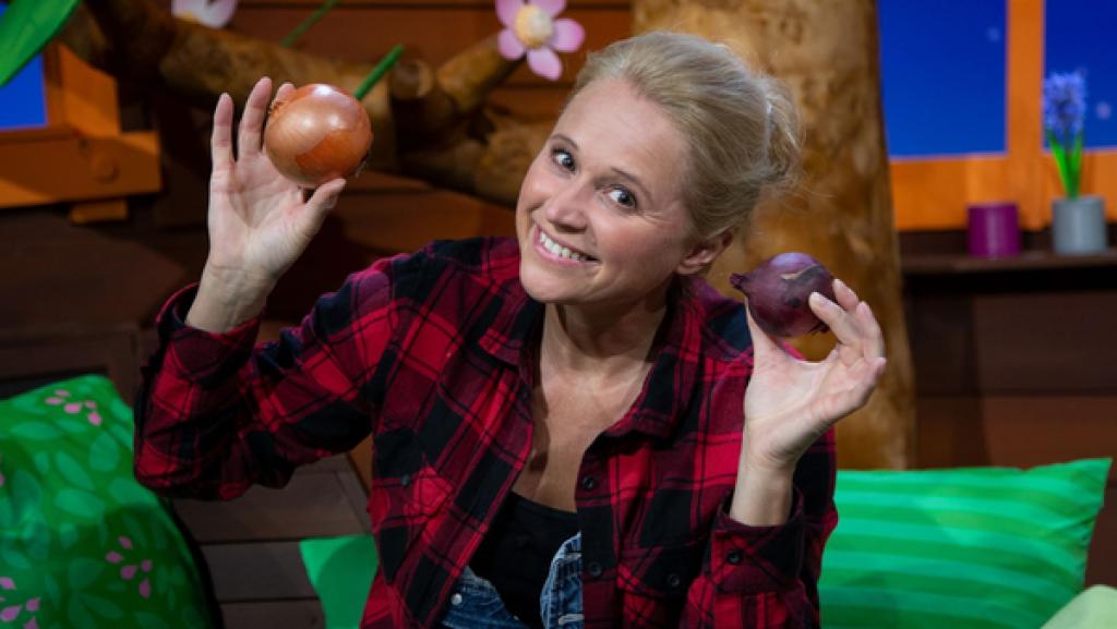 Singa will Zwiebeln schneiden.