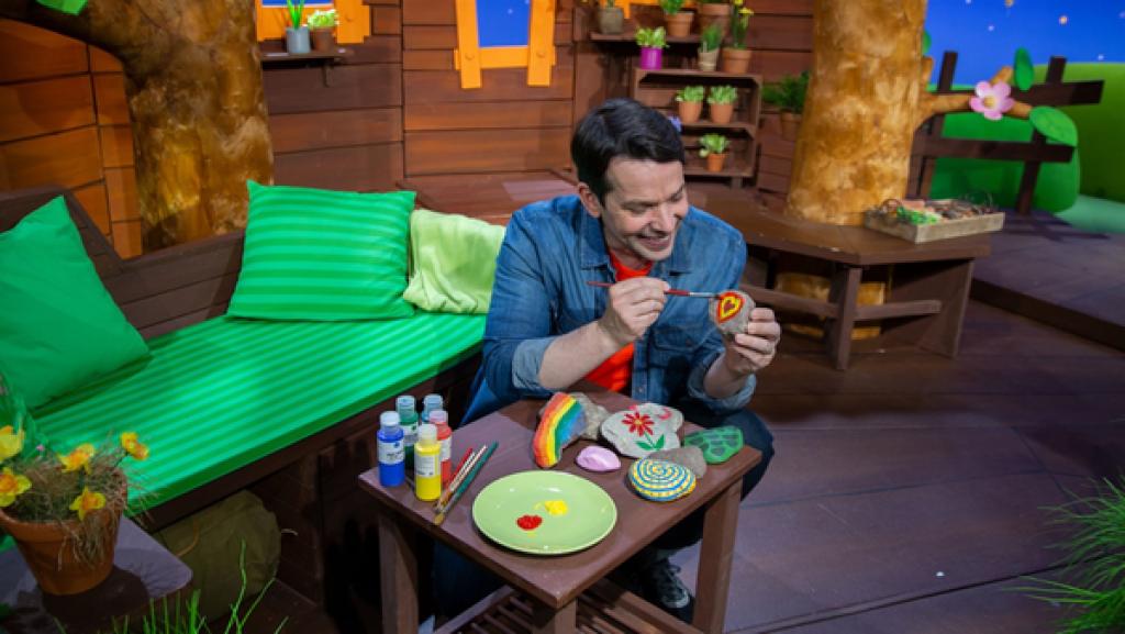 Juri hat während seines Spaziergangs am Ufer Steine gesammelt, die er schön bunt anmalt.