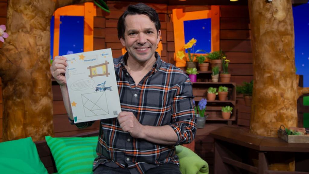 Matondo legt aus Schnipseln, die vom Basteln übrig geblieben sind, neue Figuren.