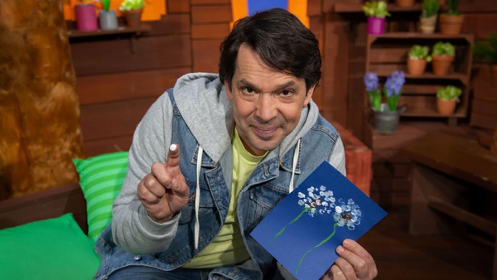 Juri gestaltet ein Pusteblumen-Bild.