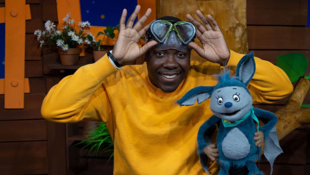 Zum Welttag der Ozeane hat Matondo seine Taucherbrille mit ins Baumhaus gebracht. Fidi schaut vorbei und möchte auch unbedingt mit Matondo tauchen spielen.