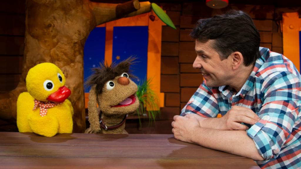 Juri bekommt Überraschungsbesuch: Schnatterinchen und Moppi sind da und wollen heimlich den Geburtstag von Pittplatsch vorbereiten. Aber von "heimlich" kann keine Rede sein… nicht bei Pitti!