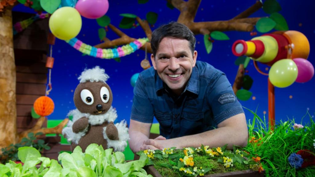 Ein Geschenk, ein Geschenk muss her… das Wichtigste am Geburtstag. Aber worüber würde sich Pittiplatsch am meisten freuen? Ein schwieriges Thema für Schnatterinchen und Moppi. Ob Juri helfen kann?