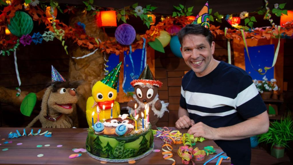 Endlich ist es so weit - hoch soll er leben, der kleine Kobold aus dem Märchenland! Juri, Moppi und Schnatterinchen bereiten ihm ein tolles Fest, und Pitti findet, das ist der schönste Geburtstag aller Zeiten.