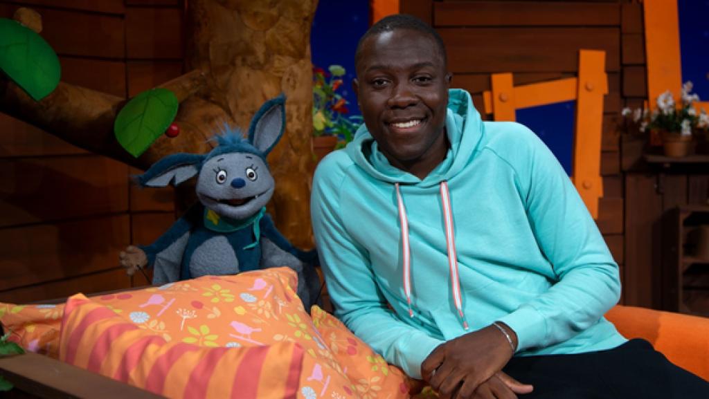 Matondo erzählt von seinem letzten Restaurant-Besuch. Fidi kommt vorbei und sie singen gemeinsam das Essens-Lied.