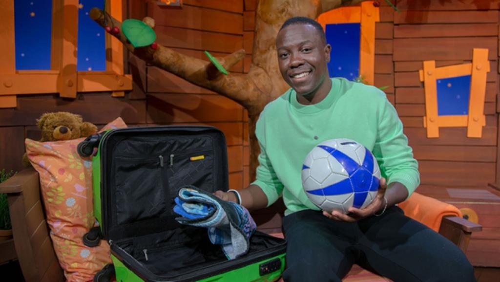 "KiKA kommt zu dir!" - zur KiKA Mitmachaktion erreichen immer mehr Einsendungen das Baumhaus. Matondo hält es kaum aus vor Vorfreude.