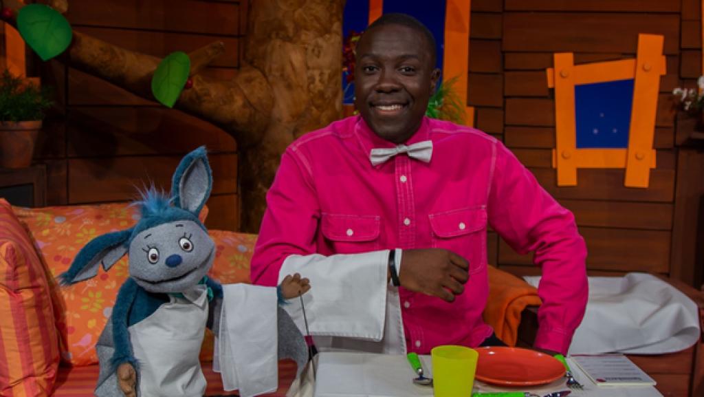 Matondo und Fidi spielen Restaurant: Fidi ist die Kellnerin und Matondo der Gast.