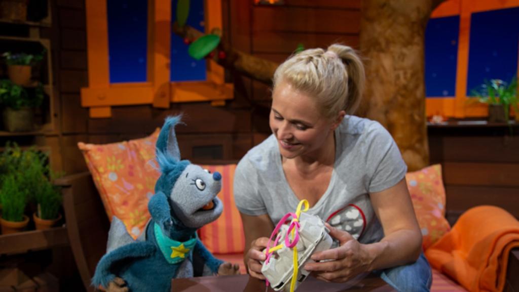 Singa bringt Fidi bei, wie man eine Schleife macht und beide singen das "Guck mal was ich schon alleine kann"-Lied.