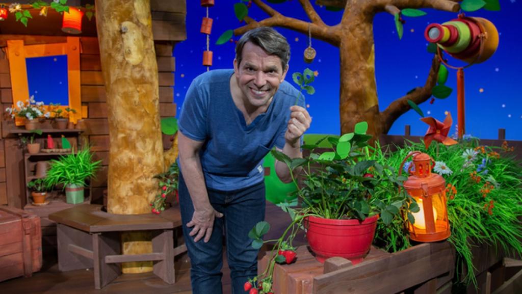 Juri bastelt sich eine kleine Raupe aus Papierstreifen, die sich sogar bewegen kann.