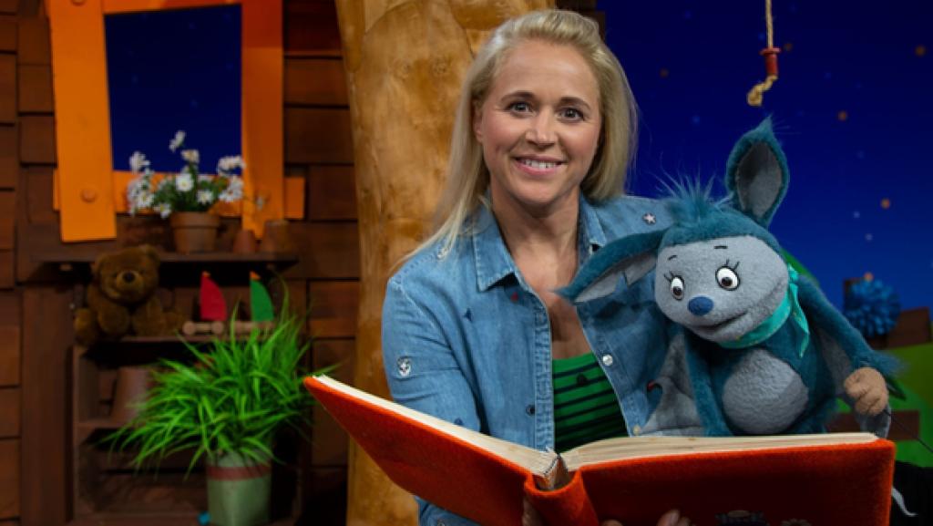 Singa erinnert sich an ihre Schulzeit zurück. Fidi kommt vorbei und wundert sich. "Schule" - was soll das denn sein?