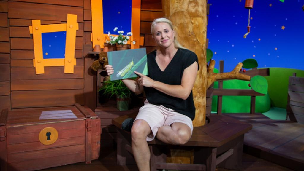 Singa spitzt ihre Ohren und lauscht dem Sommer. Sie liebt die Geräusche, die im Sommer zu hören sind: Grillenzirpen, Vogelgezwitscher und spritzendes Wasser.