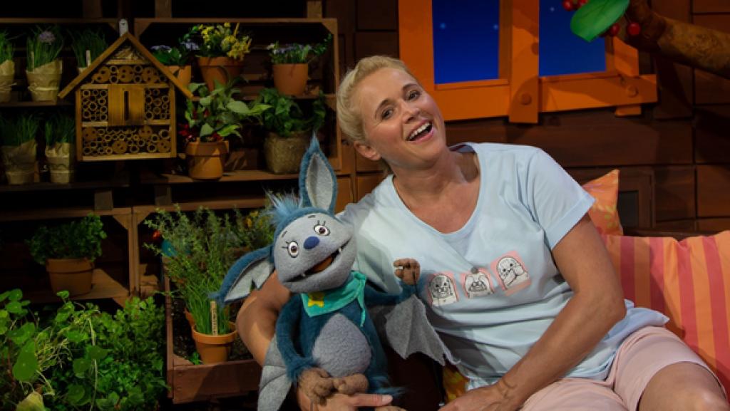 Singa liebt es im Sommer leckeres Eis zu essen. Fidi überrascht Singa und wünscht sich ein Leckerschmecker-Fliegen-Eis. Doch wo soll Singa das herbekommen?