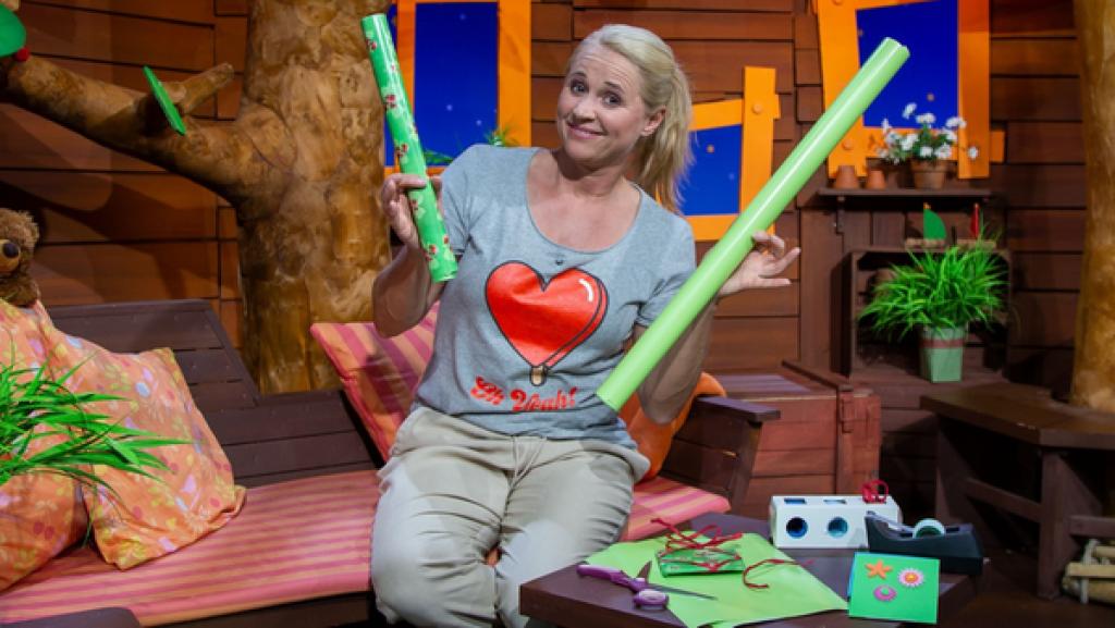 Zum Tag der Freundschaft möchte Singa ihren Freunden Juri, Matondo und Fidi etwas schenken und kramt ihr Geschenkpapier raus.