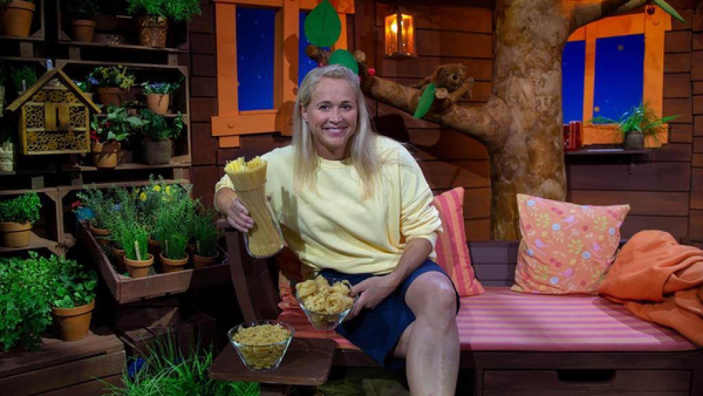 Singas Lieblingsessen sind Nudeln. Beim Einkaufen ist Singa erstaunt, wie viele Nudelsortenes zu kaufen gibt.