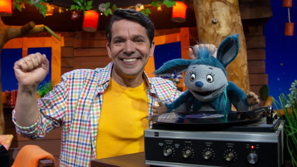 Juri hat auf einem Flohmarkt ein paar wahre Schätze gefunden. Fidi wundert sich Flohmarkt? Was soll das denn sein?