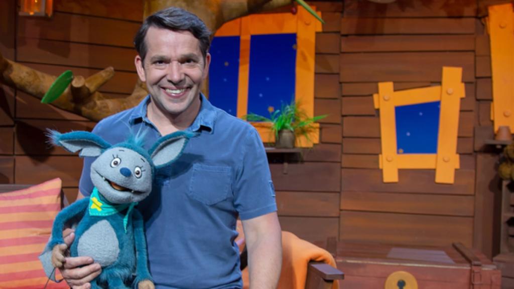 Juri hat mit einem Freund ein Wettspiel gemacht. Sie haben gewettet, wer mehr Spaghetti essen kann.  Fidi findet Wetten toll und möchte auch mit Juri ein Wettspiel machen.