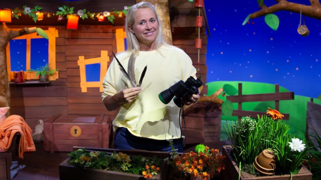 Singa hat im Park ein paar Vogelfedern gefunden. Viele Vögel verlieren im Herbst ein paar Federn, und das nennt man "mausern".