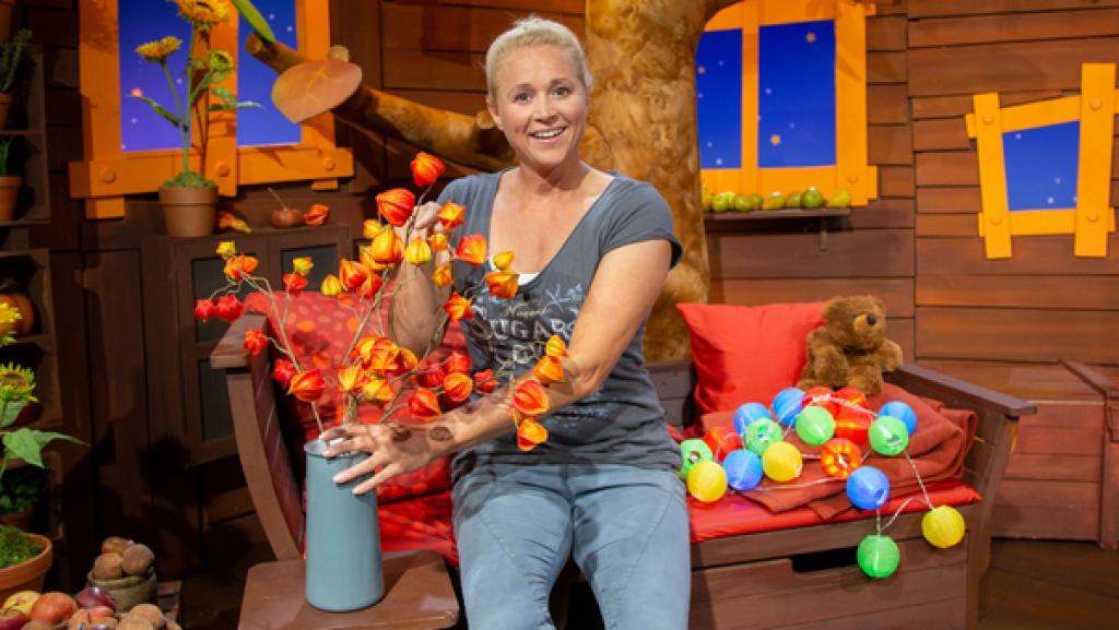 Singa hat eine Lampionblume mit ins Baumhaus gebracht. Sie sieht wirklich aus wie ein kleiner Lampion.