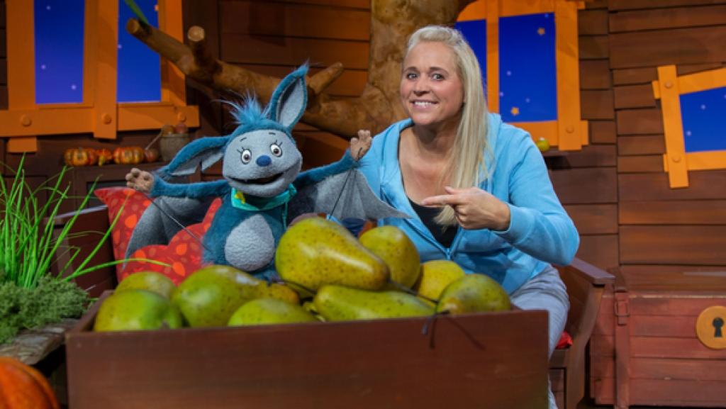 Singa hat eine alte Zugfahrkarte gefunden und erzählt von ihrer Reise. Fidi kommt vorbei und wundert sich: mit dem Zug fahren? Wie geht denn das?