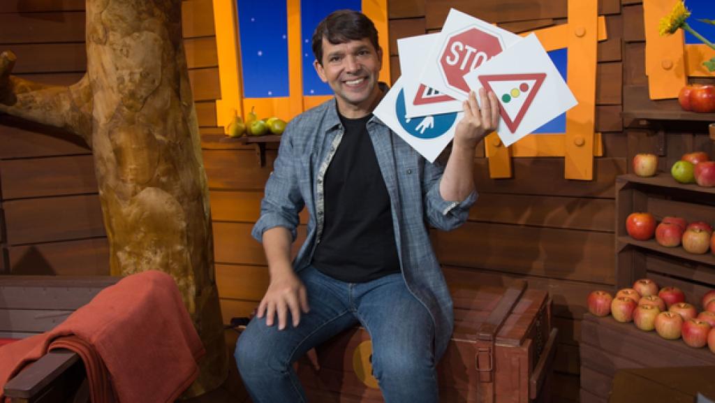 Juri zeigt und erklärt ein paar wichtige Verkehrsschilder, die auch Vorschulkinder schon kennen sollten.