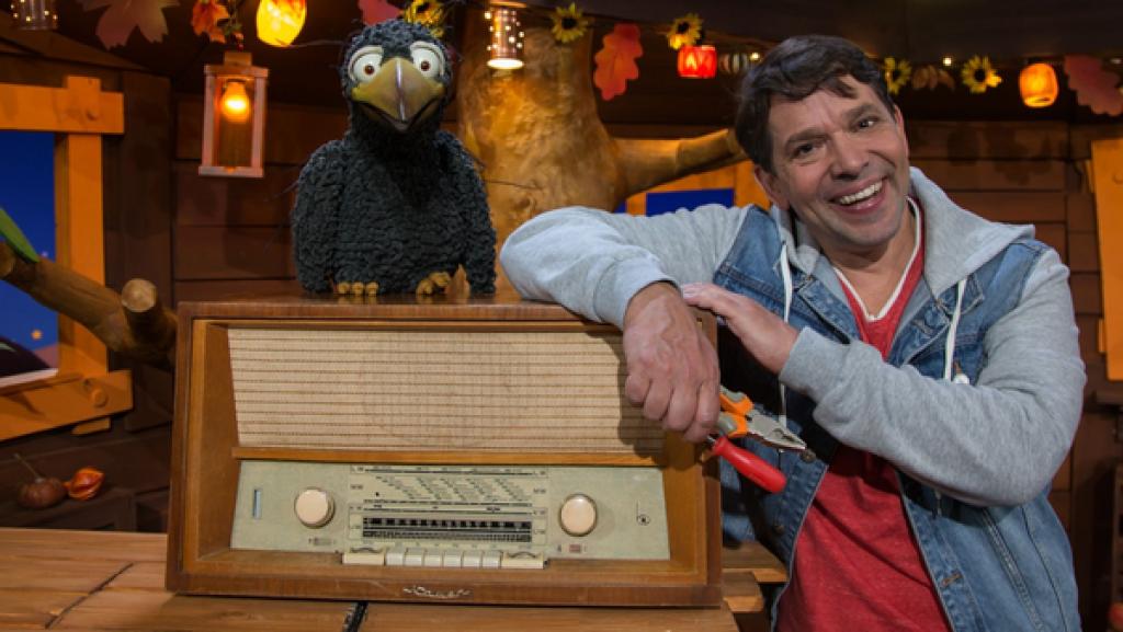 Juri freut sich über Rudis Hilfe beim Reparieren des alten Radios. Und wie sich herausstellt, hat auch der Rabe Rudi ein Problem.