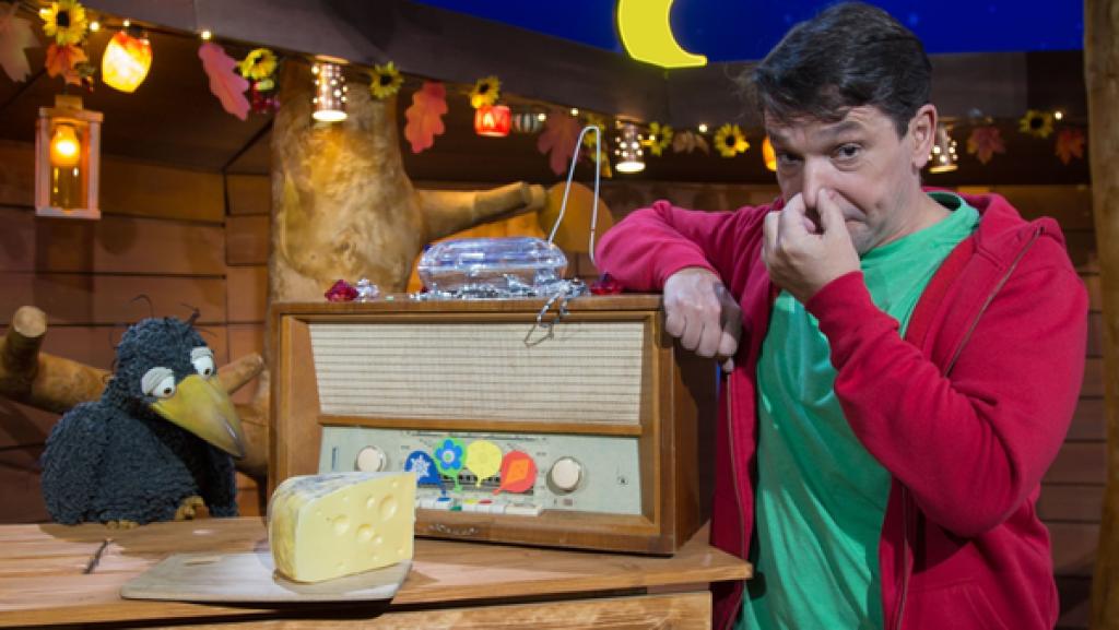 Juri und Rabe Rudi zaubern sich mit der Jahreszeiten-mach-Maschine die nächste Jahreszeit ins Baumhaus: den Frühling.