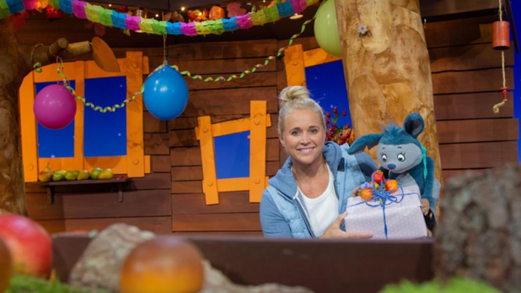 Fidi möchte Geburtstag feiern, aber weil sie nicht weiß, wann sie Geburtstag hat, feiern sie uns Singa Fidis Nicht-Geburtstag.