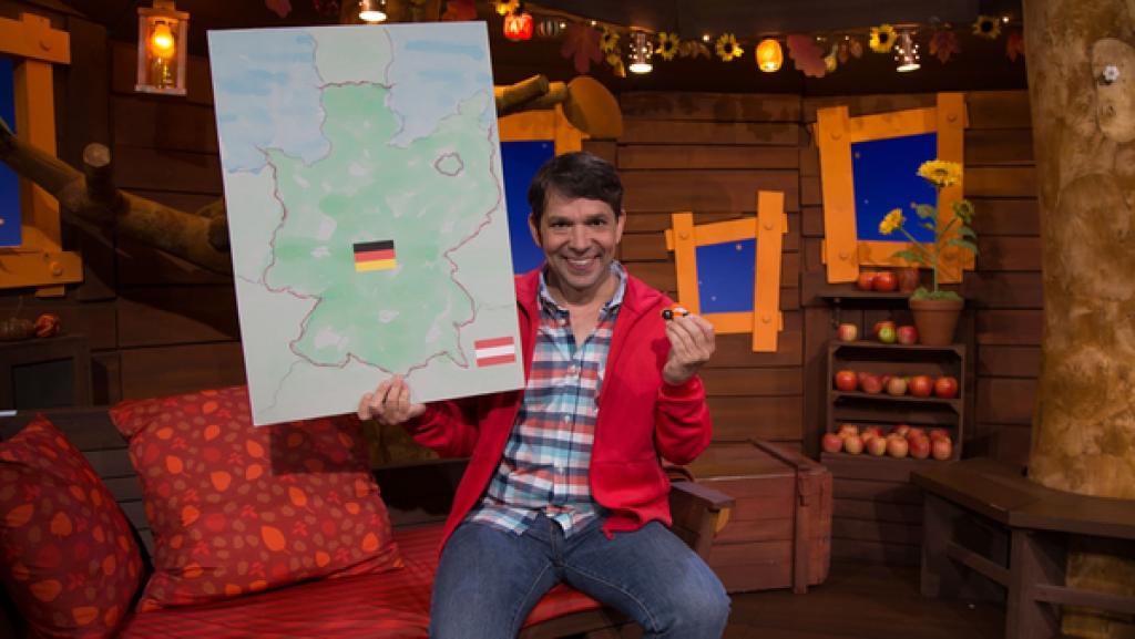 "Servus im Baumhaus". Juri begrüßt euch im Baumhaus mit "Servus" und "Hallo" und grüßt alle Kinder in Österreich.