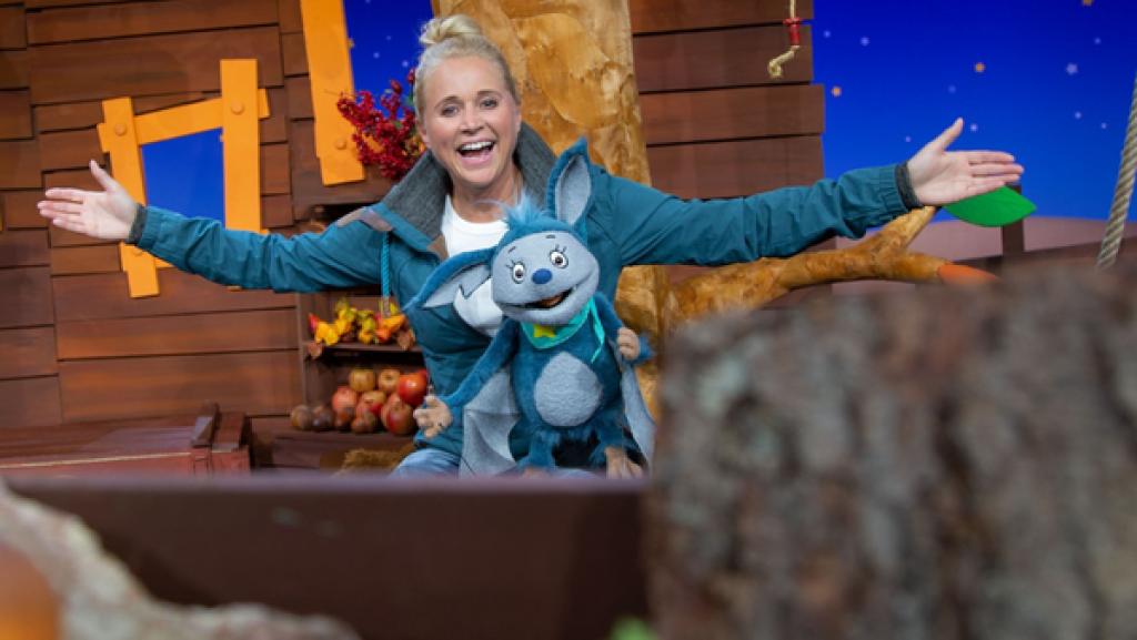 Singa erzählt Fidi das Märchen von Rapunzel.