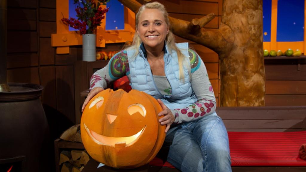 Was für ein merkwürdiger Tag: Singa hat auf dem Weg ins Baumhaus echte kleine Gespenster und Hexen gesehen. Aber dann fällt ihr ein: es ist ja Halloween!