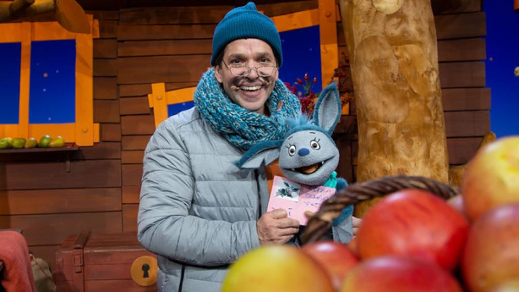 Juri und Fidi spielen Bürgerbüro und Fidi bekommt einen ganz eigenen Fidi-Ausweis.