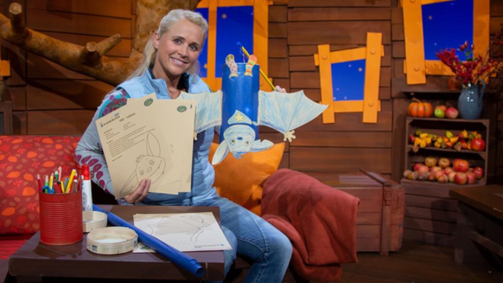 Singa bastelt sich zum Sankt-Martins-Tag eine tolle Fidi-Laterne.