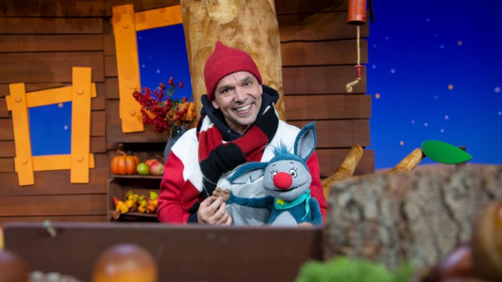 Fidi hat sich erkältet und muss ständig niesen. Juri zeigt ihr, wie man am besten niest ohne, dass andere etwas abbekommen.