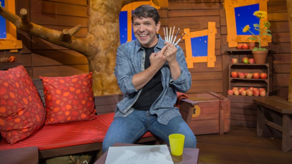 Juri malt ein Bild von sich und seinen Freunden und überlegt, welche Hautfarben-Töne er nehmen soll.