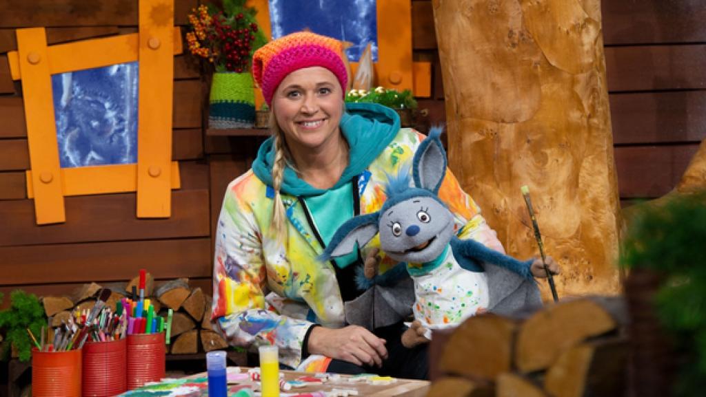 Singa und Fidi verzieren zusammen Salzteig-Plätzchen. Welche Farben sie wohl benutzen werden?