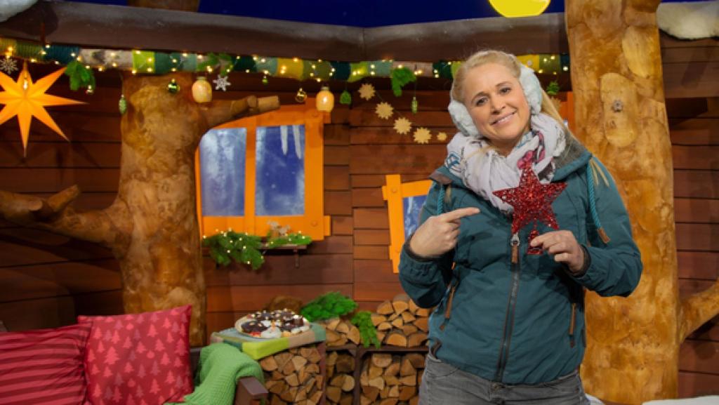 Singa hat eine sonderbare Sache mit ins Baumhaus gebracht. Klar ist: Da diese Sache aus der Weihnachtskiste kommt, hat sie auf jeden Fall mit Weihnachten zu tun.