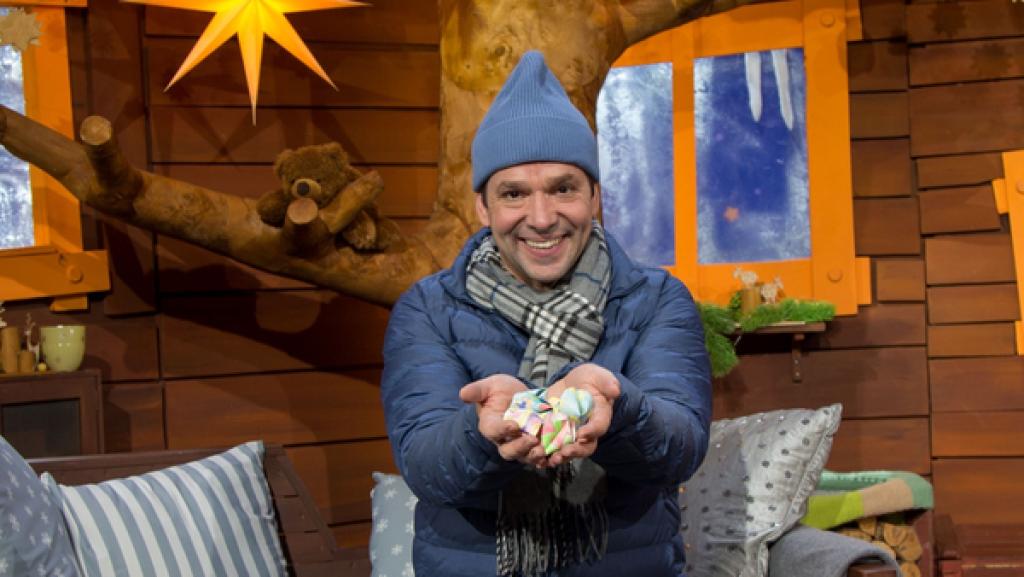 Juri bastelt Glückskekse für Silvester. Was ein Glückskeks ist, das erklärt er dir.