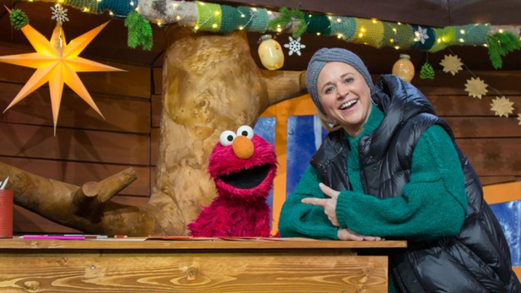 Die Sesamstraße feiert Geburtstag. Elmo bereitet Einladungskarten für alle Gäste vor und Singa hilft ihm dabei