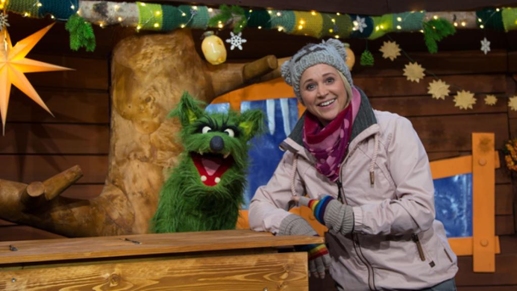 Wolf möchte auch bei den Vorbereitungen für den Sesamstraßen-Geburtstag mithelfen. Singa hat eine Idee, was er vorbereiten könnte.