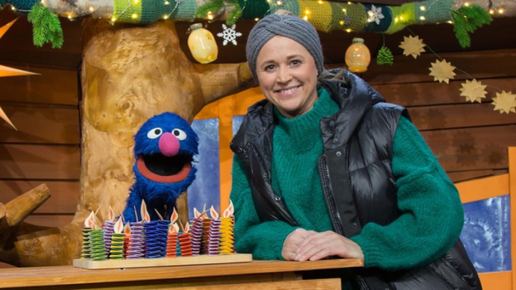 Damit bei der großen Geburtstagsfeier nichts schief geht, hat Grobi schon alle Streichhölzer und Kerzen bereits getestet.