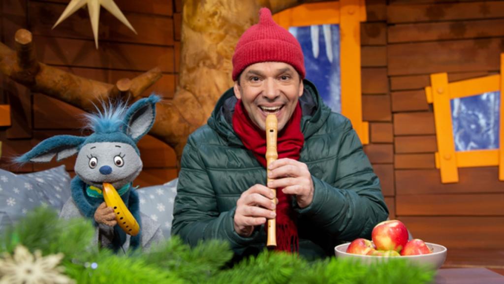 Zum internationalen Tag der Blockflöte hat Juri seine Blockflöte dabei und spielt Fidi etwas vor.