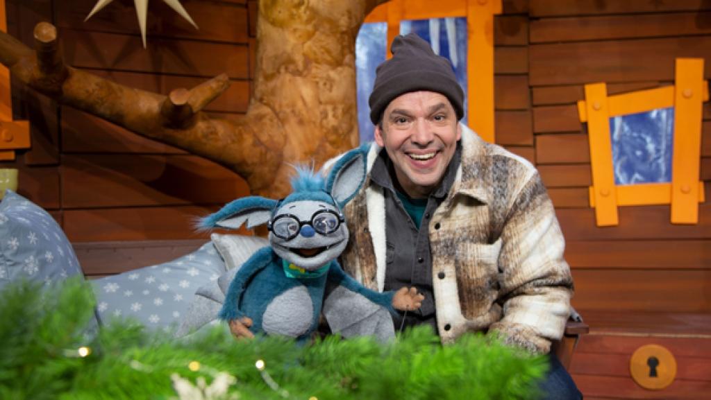 Fidi probiert Juris Brille auf, mit der er sich als Professor Juri verkleidet. Ob Fidi jetzt auch so viel Quatsch erzählt?