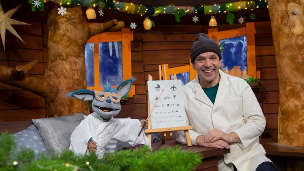 Juri und Fidi spielen Augenarzt und gucken ob Fidi eine Brille braucht.